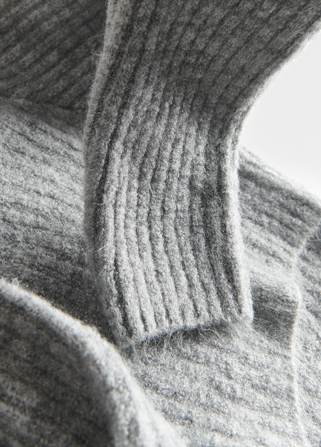 Серый демисезонный свитер Reserved