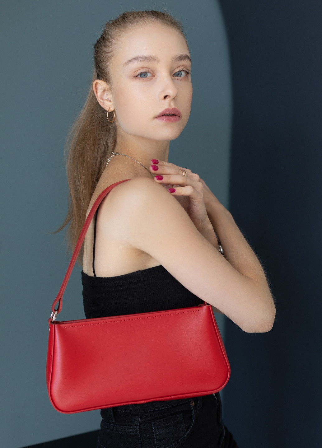 Изящная женская сумка из натуральной кожи с легким глянцем красного цвета Boorbon (253342372)