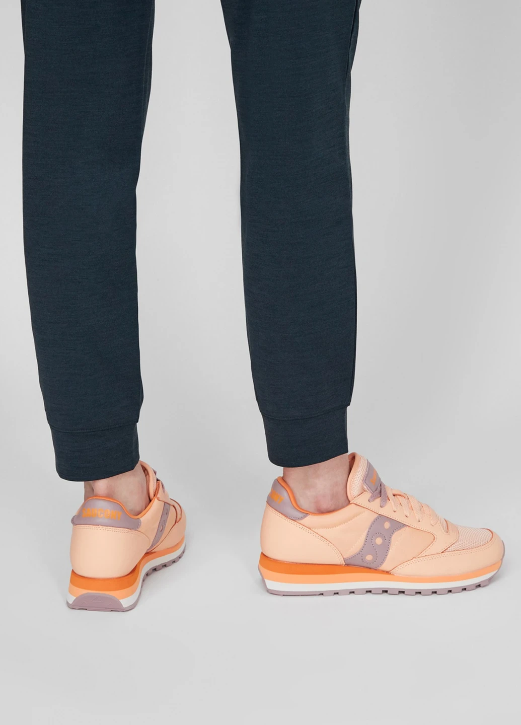 Персиковые кроссовки Jazz Triple из текстиля и замши Saucony розовые всесезоны (253268096)