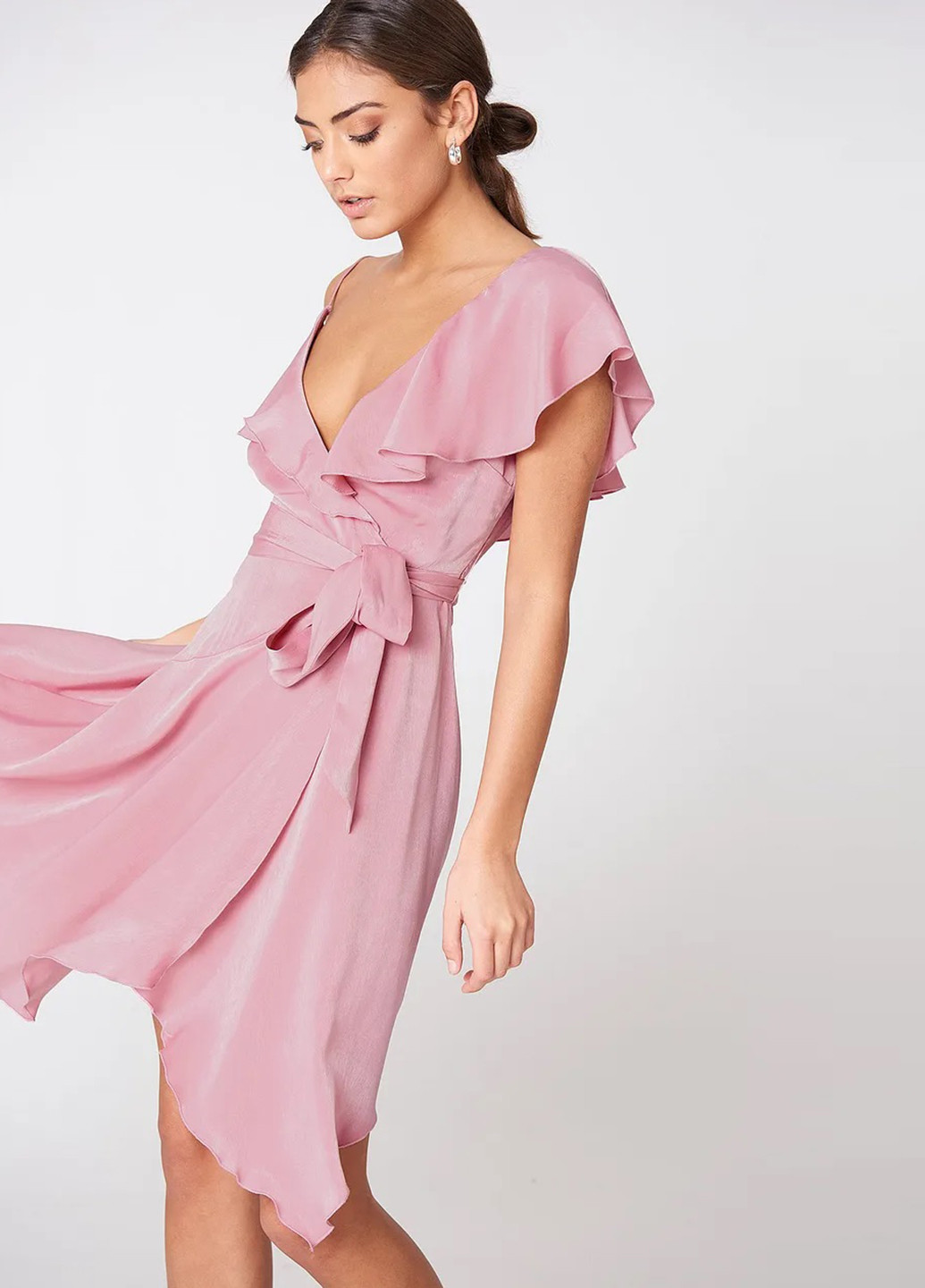 Розовое кэжуал платье с открытыми плечами, на запах NA-KD однотонное