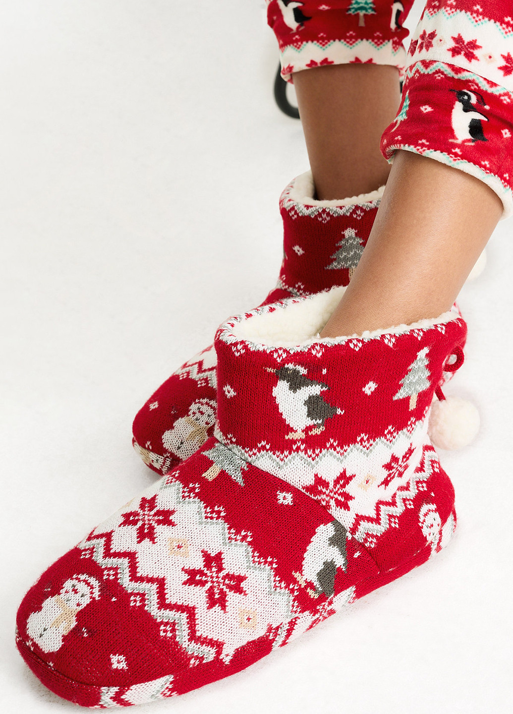 Красные тапочки C&A с помпонами