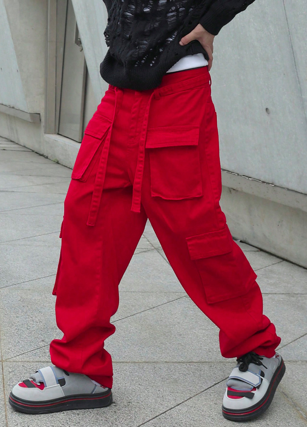 Красные демисезонные карго джинсы SHEIN