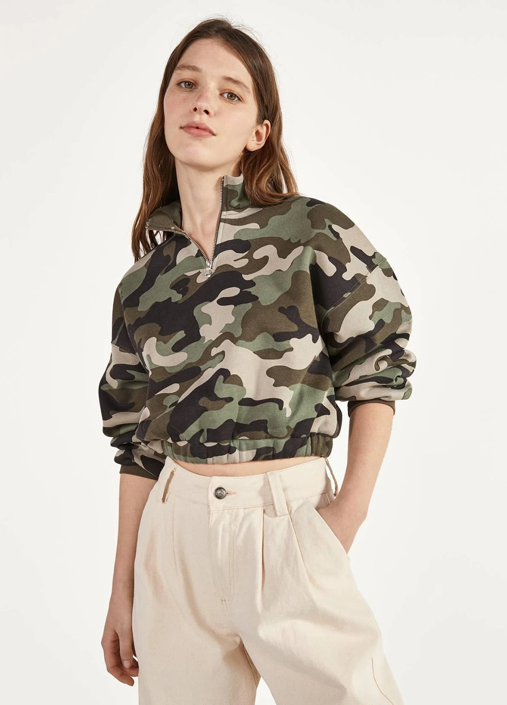 Комбинированный свитшот Bershka камуфляжный без декора (252198291)