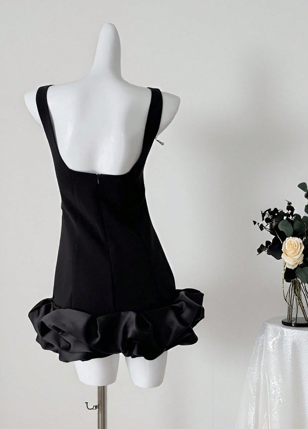 Черное коктейльное платье силуэтная, с открытой спиной SHEIN однотонное