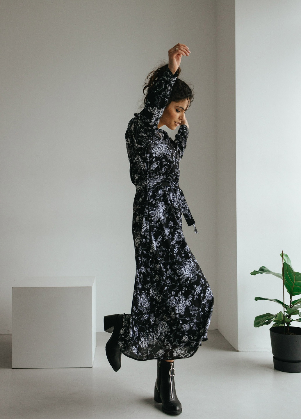 Черное коктейльное платье ST-Seventeen с цветочным принтом