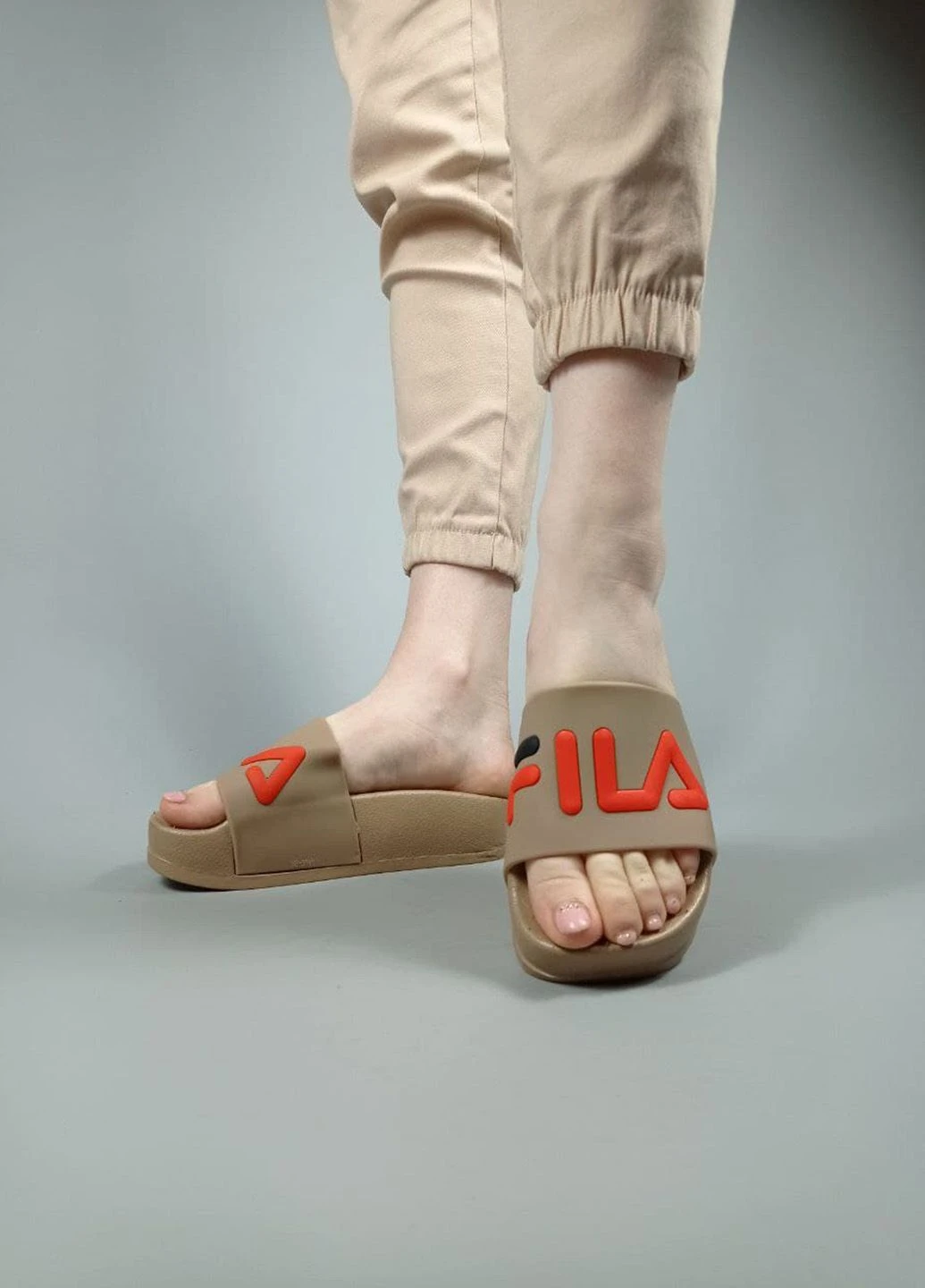 Бежевые шлепанцы Fila
