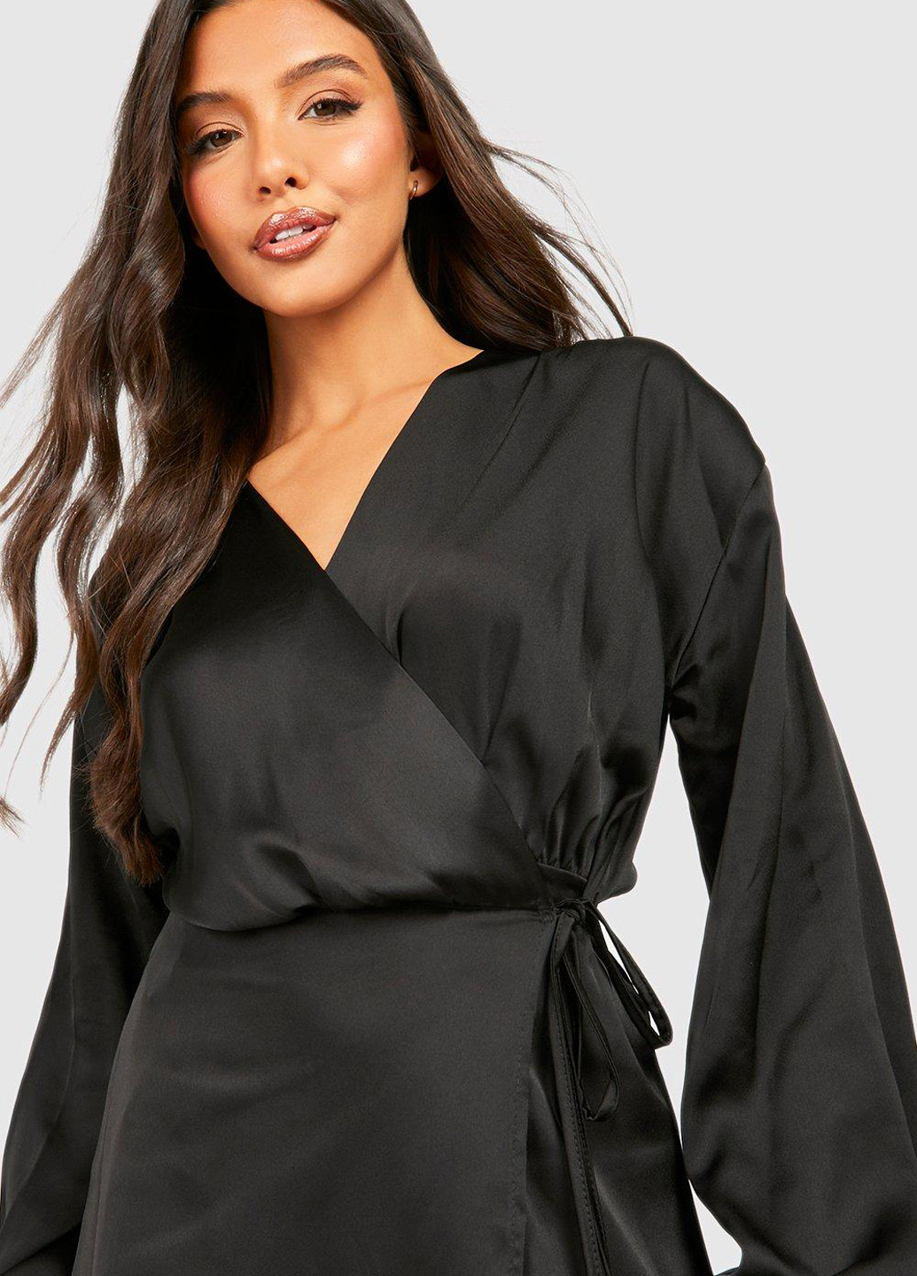 Черное вечернее платье на запах PrettyLittleThing однотонное