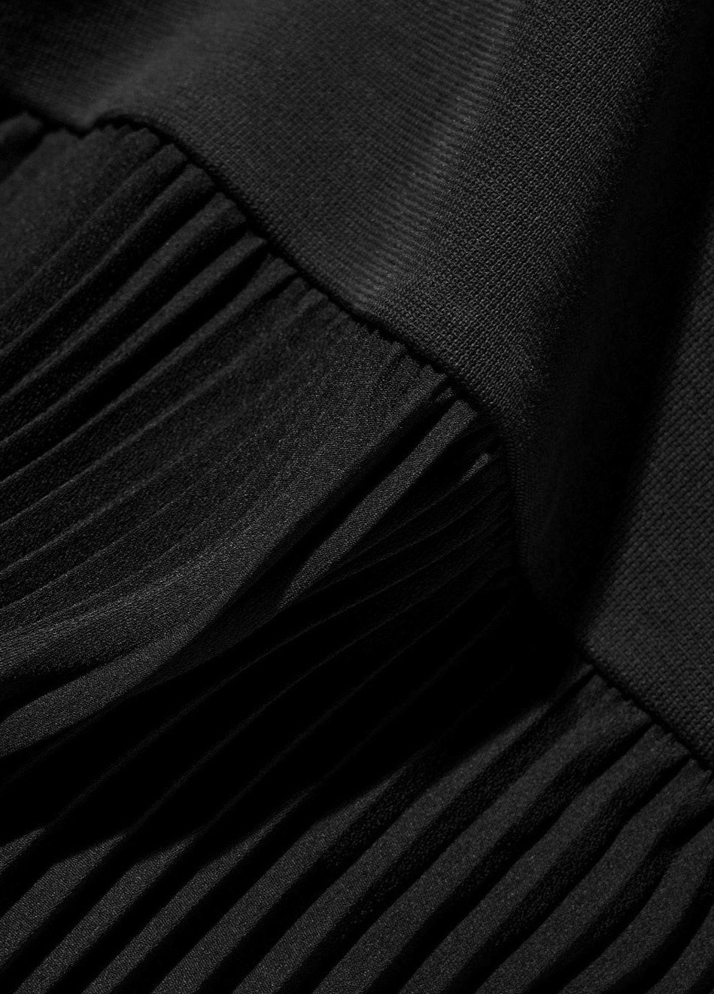 Чорна кежуал сукня плісована Uniqlo однотонна