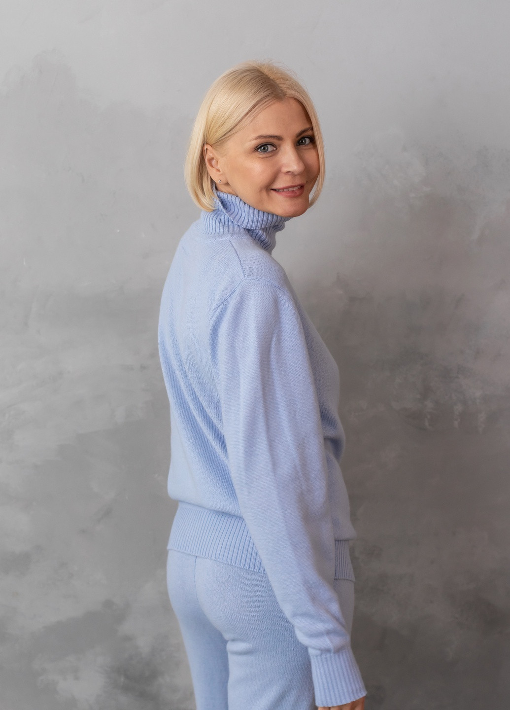 Голубой демисезонный свитер женский Viviami