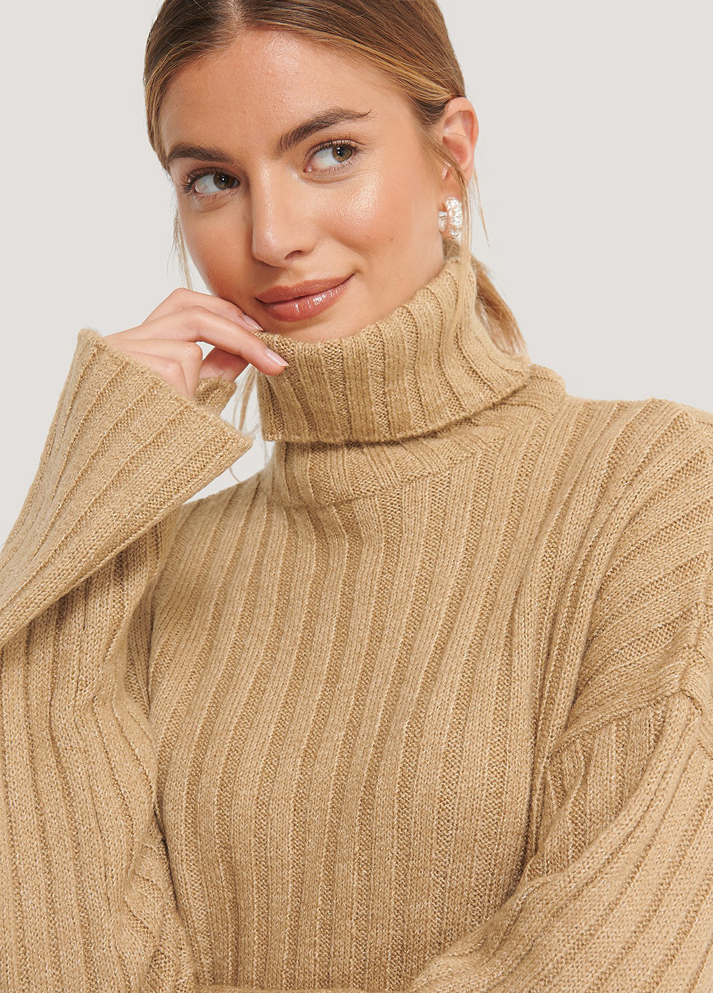 Бежевий зимовий светр NA-KD