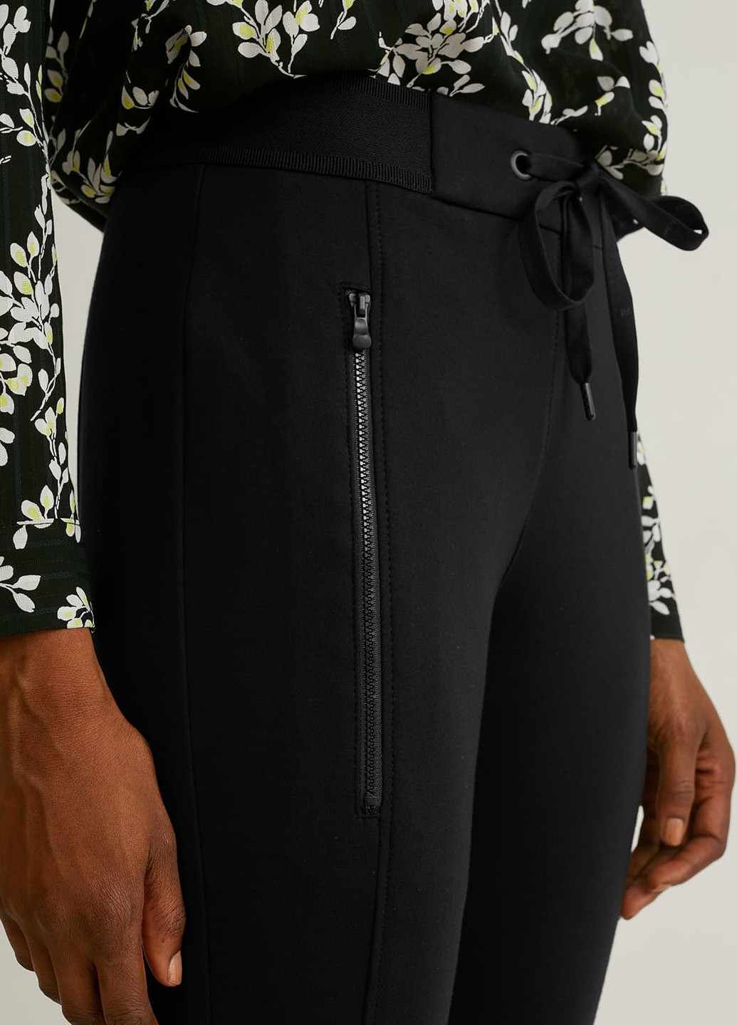 Черные кэжуал демисезонные укороченные брюки C&A