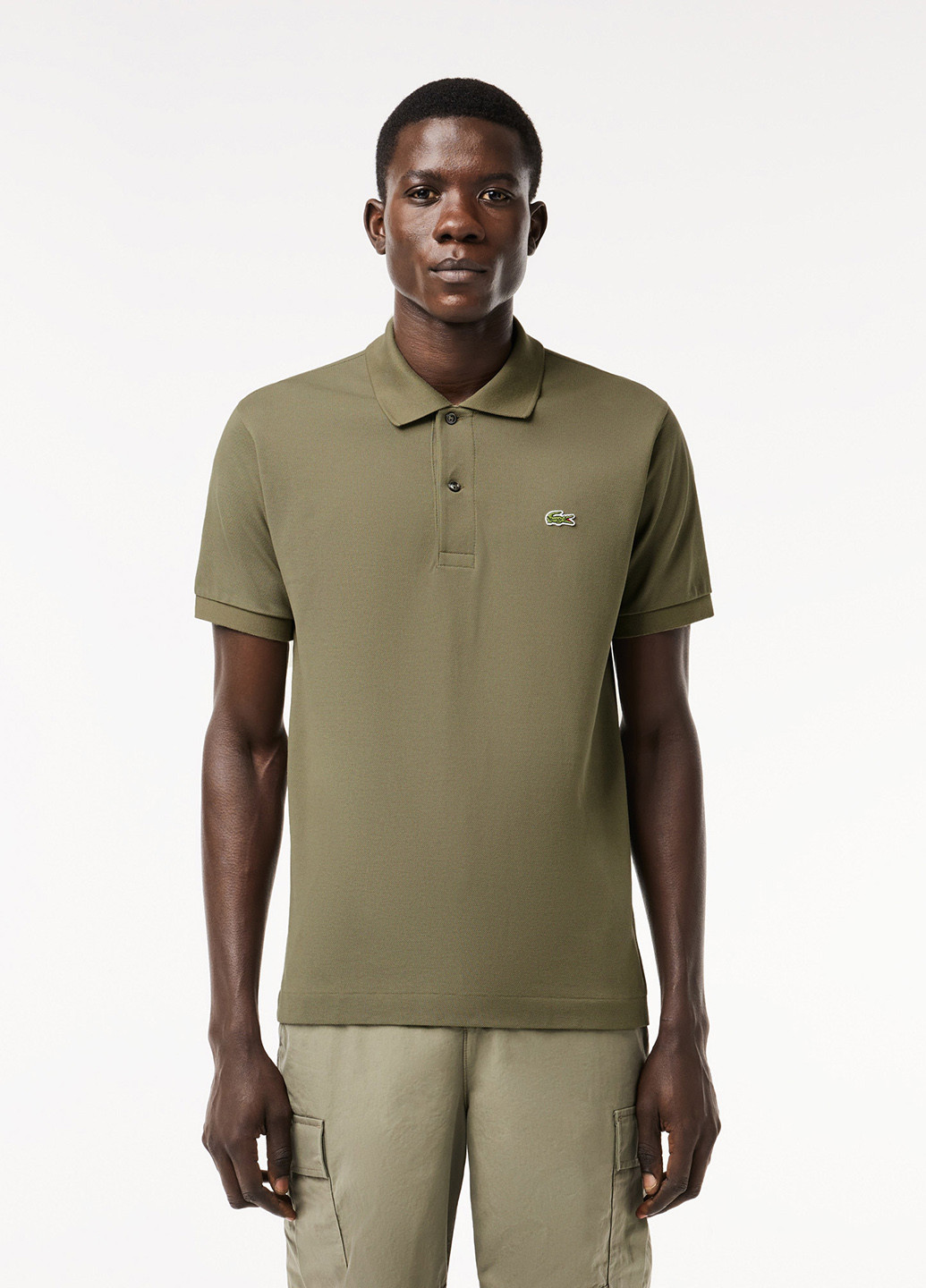Оливковая (хаки) футболка-поло для мужчин Lacoste однотонная