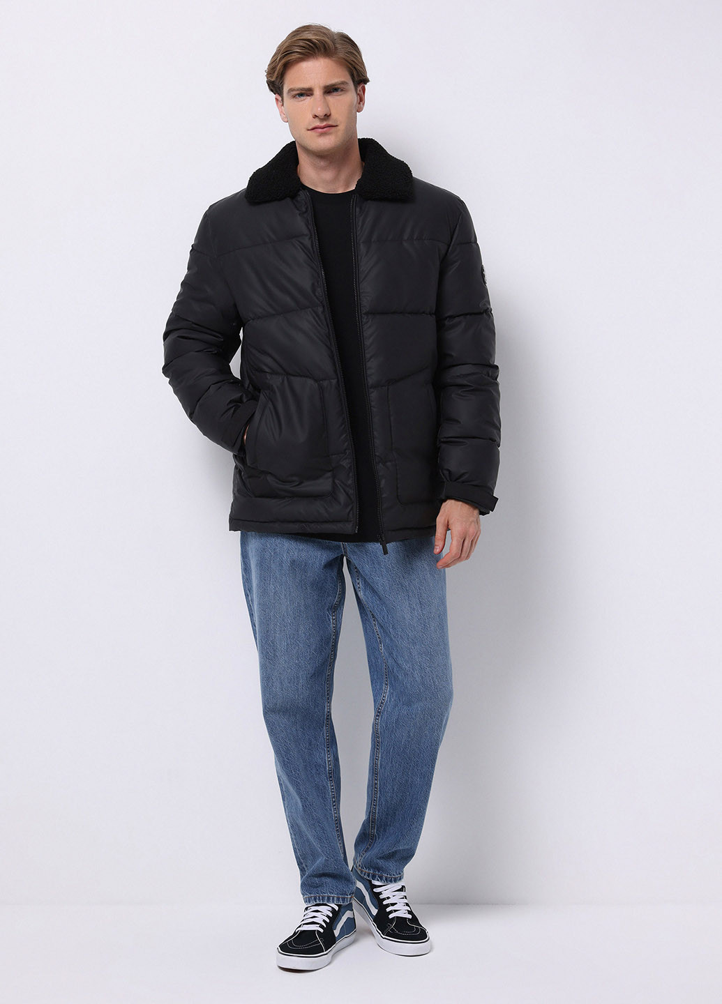 Чорна демісезонна куртка Colin's