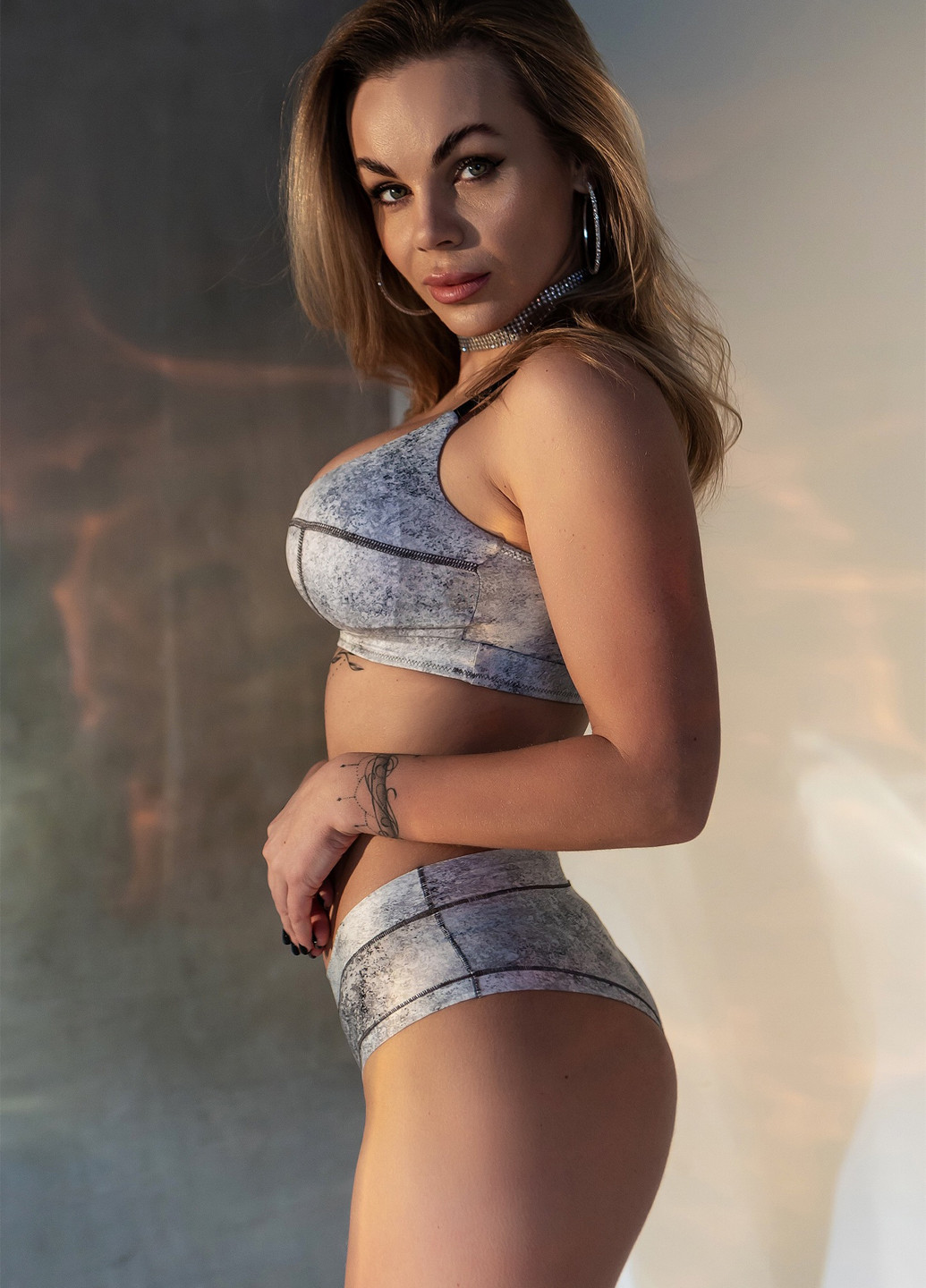 Світло-сірий демісезонний комплект білизни трусики стрінги та бюстгалтер без кісточок з м’якою чашкою TOTALFIT