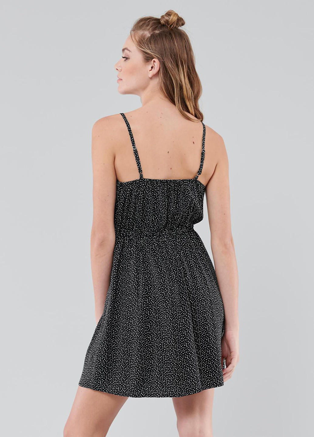 Черное кэжуал платье клеш, на запах Hollister с геометрическим узором