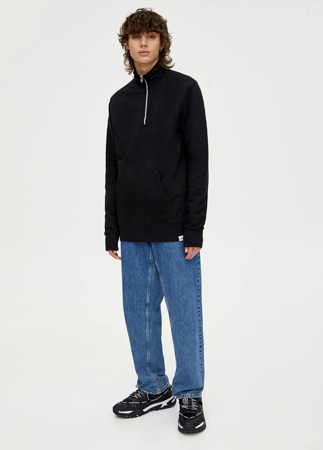 Чорний світшот Pull & Bear однотонний без декору (250302016)