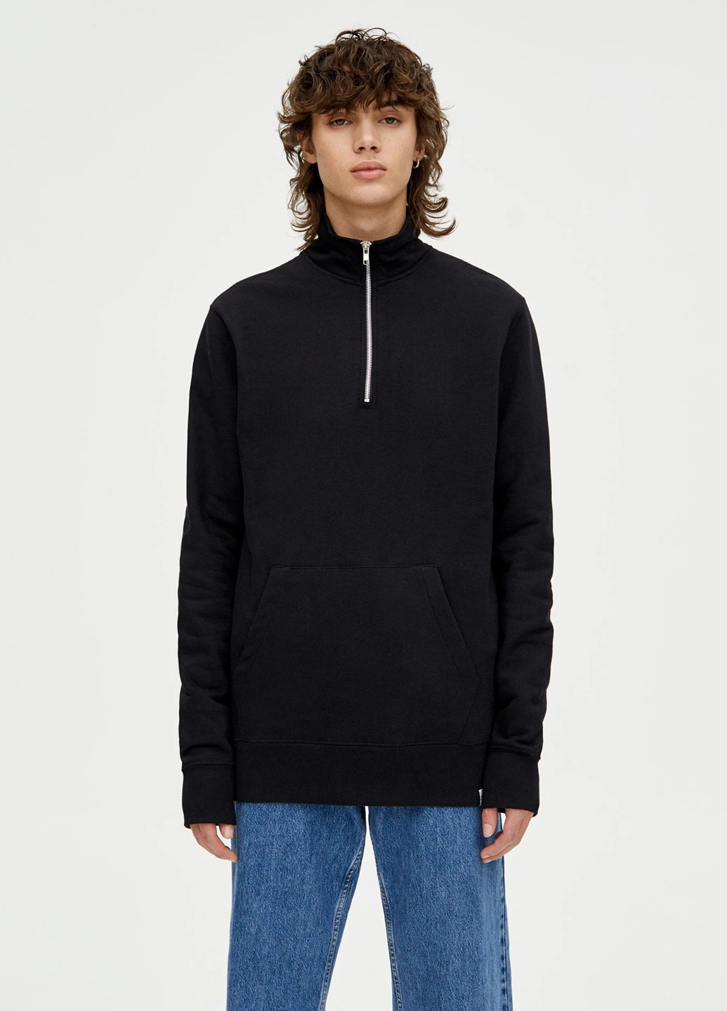 Чорний світшот Pull & Bear однотонний без декору (250302016)