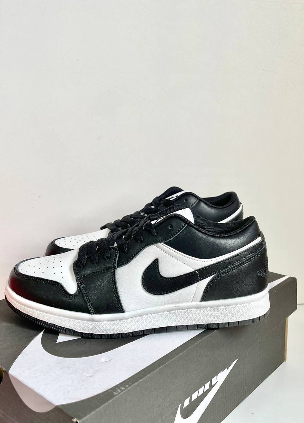 Чорно-білі осінні кросівки Nike Air Jordan 1 Low Black & White