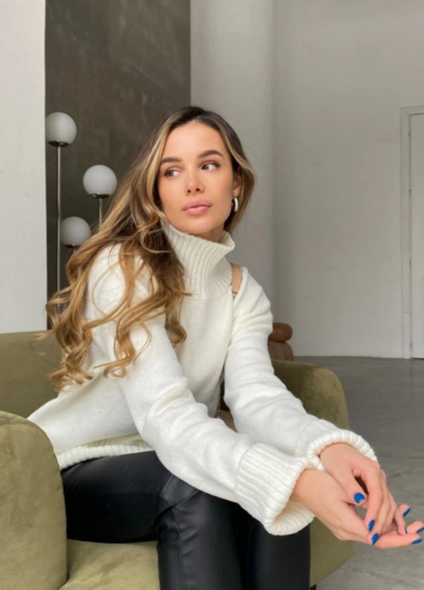 Білий демісезонний светр First Woman