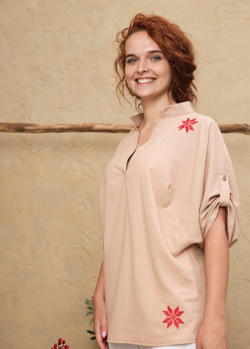 Бежевая демисезонная блузка с необычным кроем с вышивкой INNOE Блуза