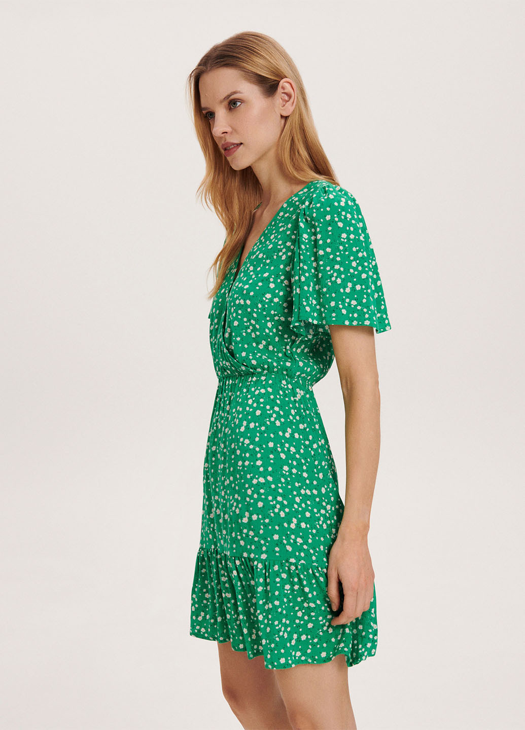 Зеленое кэжуал платье на запах Reserved с цветочным принтом
