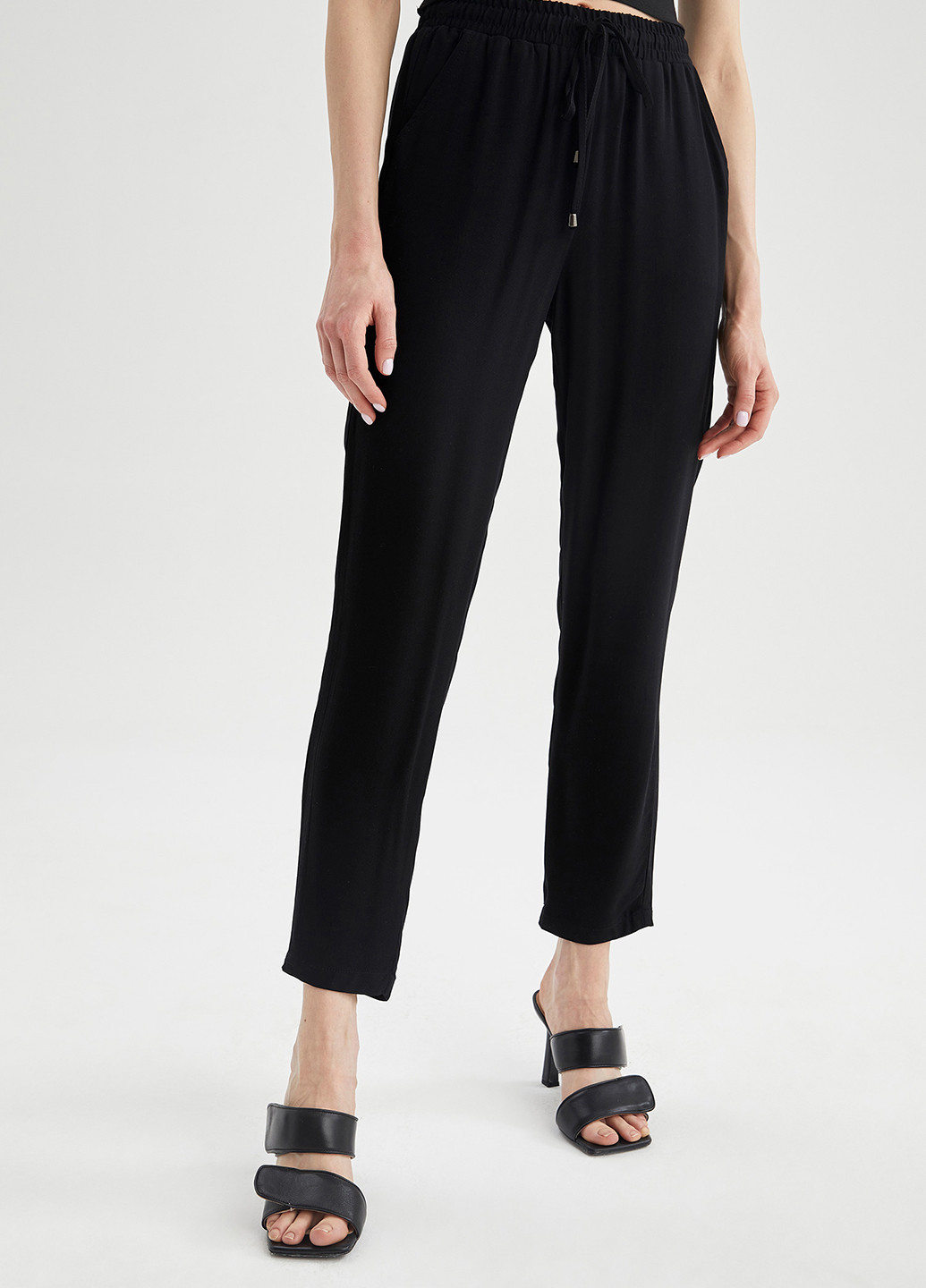 Черные кэжуал летние зауженные, укороченные брюки DeFacto