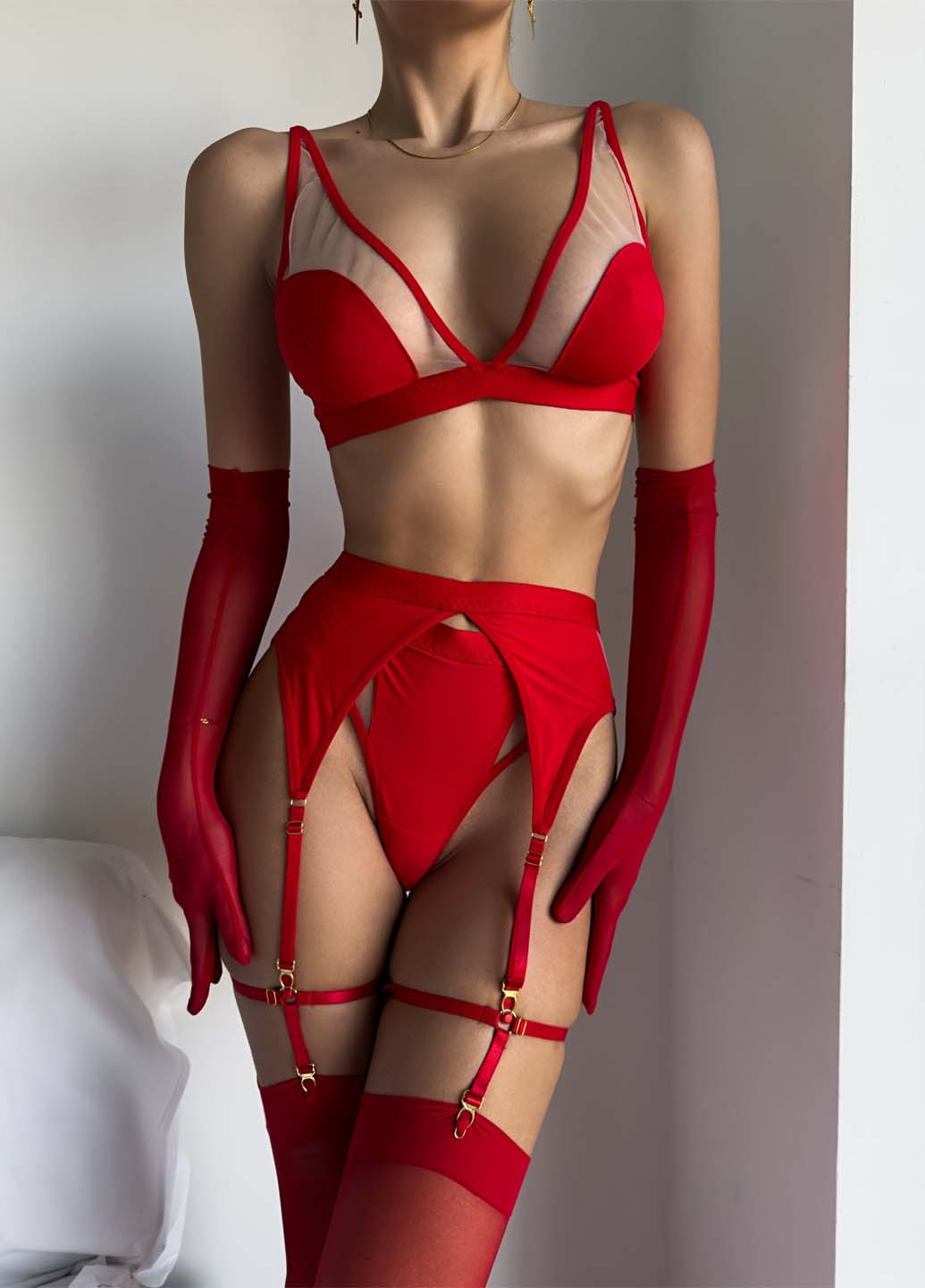 Красный демисезонный комплект (бюстгальтер, трусики, перчатки, пояс, гартеры) NOVA VEGA