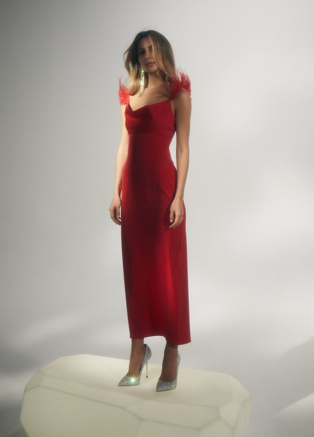 Червона вечірня сукня з відкритими плечима Gepur однотонна