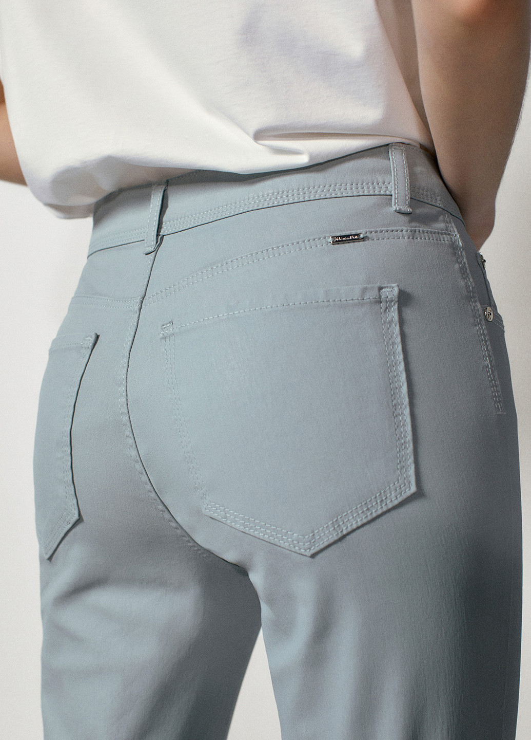 Голубые джинсовые демисезонные укороченные, зауженные брюки Massimo Dutti
