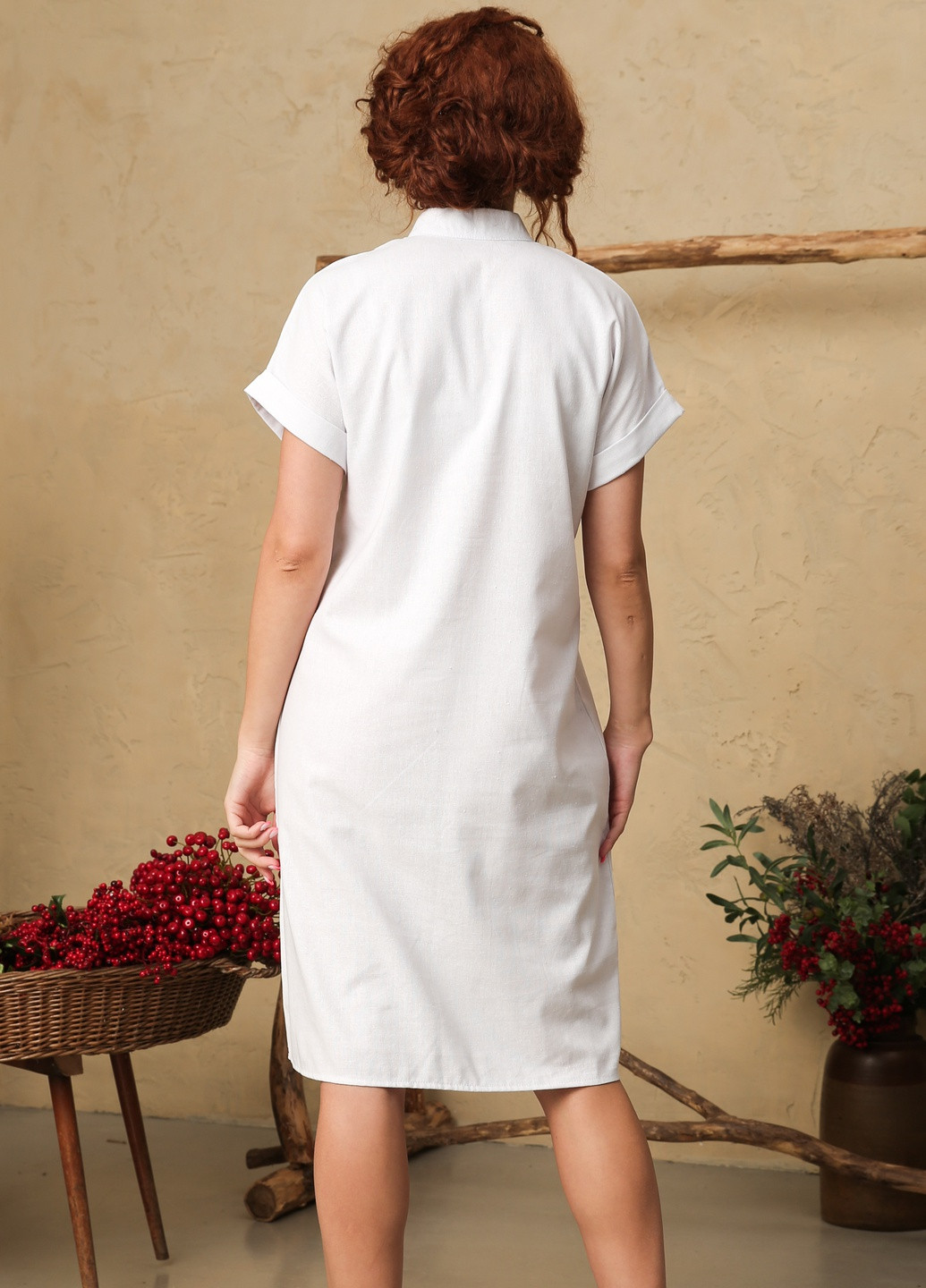 Білий кежуал сукня - сорочка класичного прямого крою INNOE з українською символікою