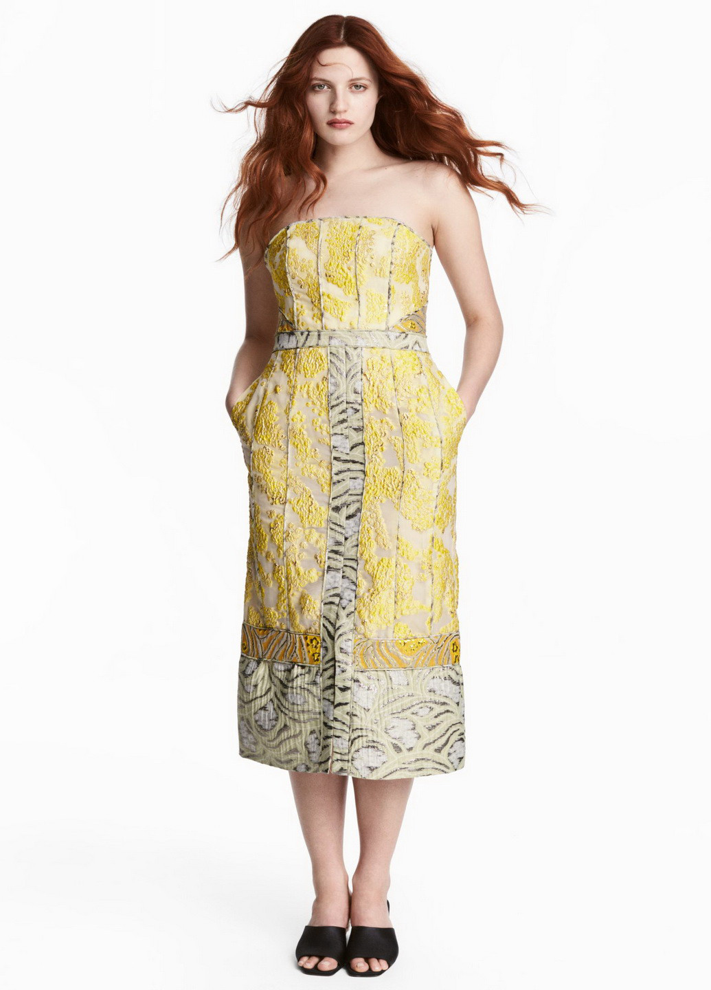 Желтое кэжуал платье бандо H&M с абстрактным узором