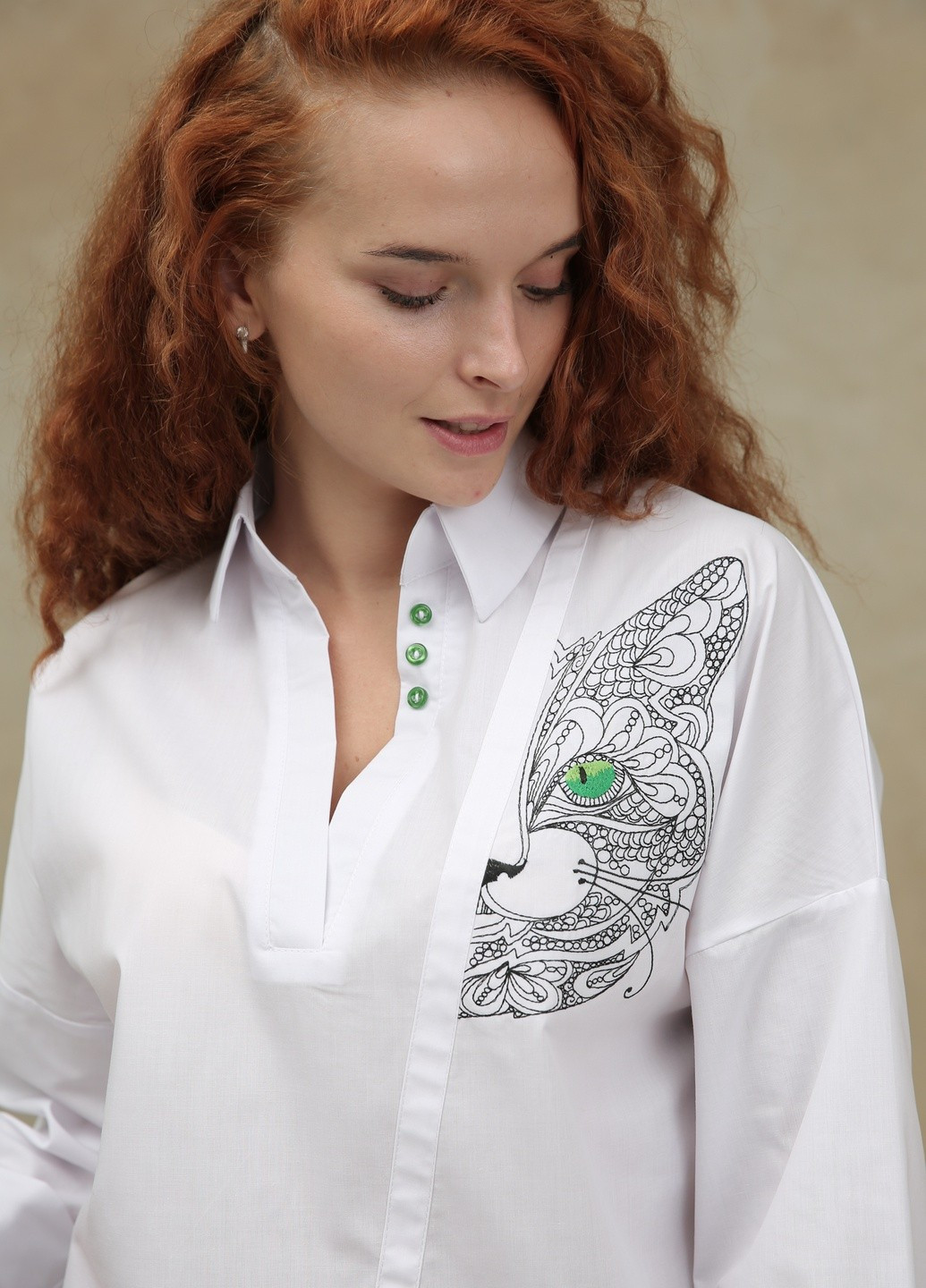 Біла демісезонна з вишивкою "кіт у орнаменті мандала" INNOE Блуза