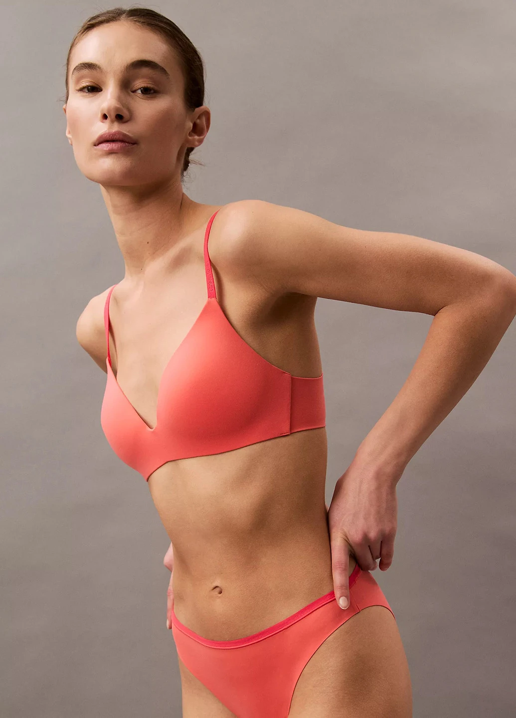 Розовый демисезонный комплект (бюстгальтер, трусики) Calvin Klein