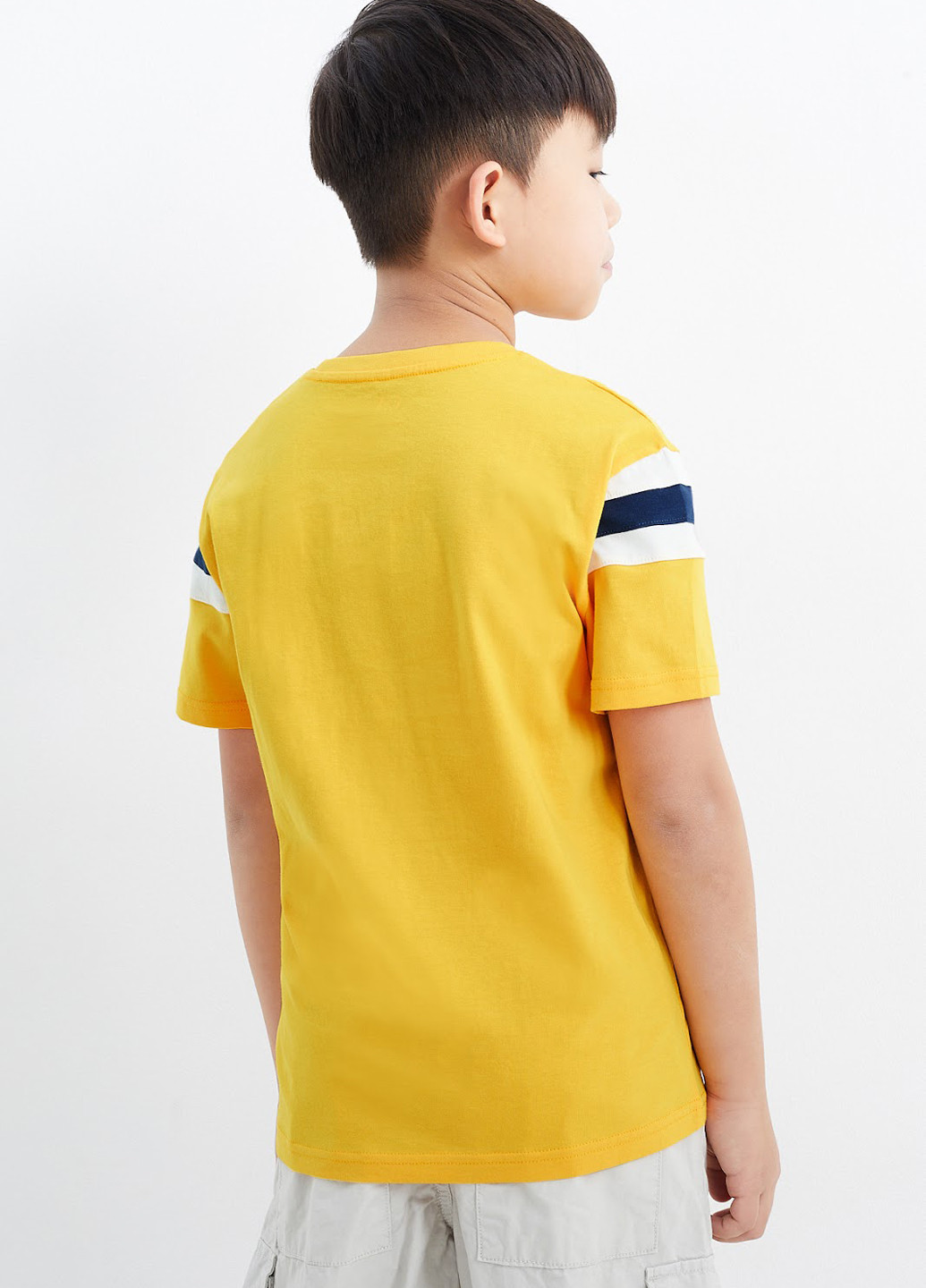 Желтая летняя футболка C&A