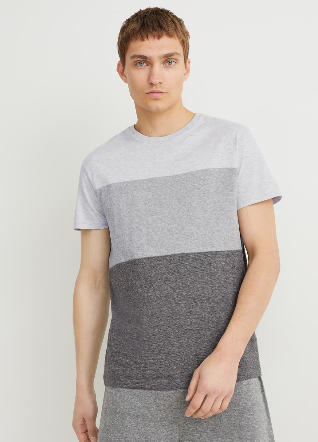 Светло-серый демисезонный комплект (футболка, шорты) C&A
