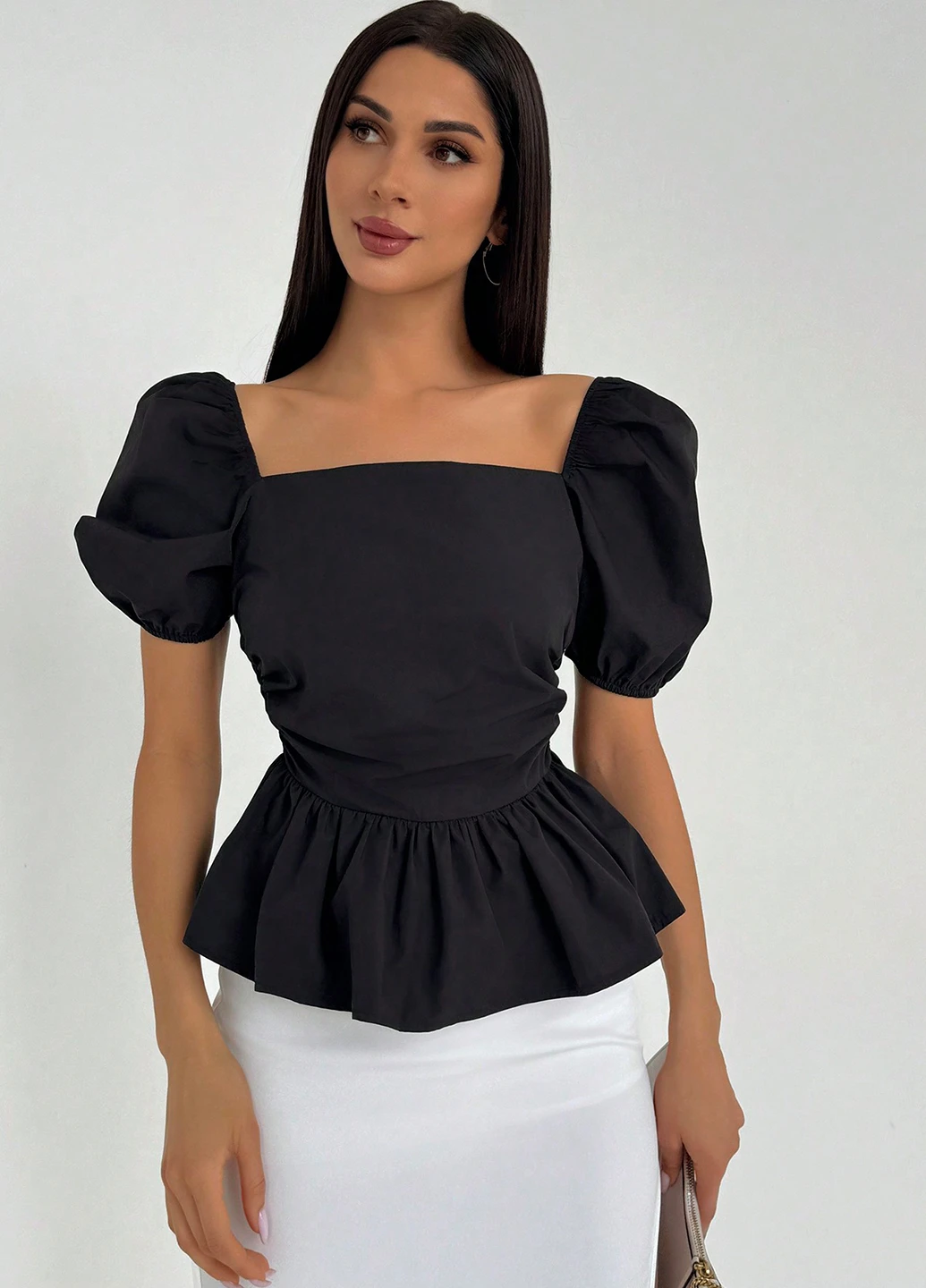 Чорна блуза з баскою SHEIN
