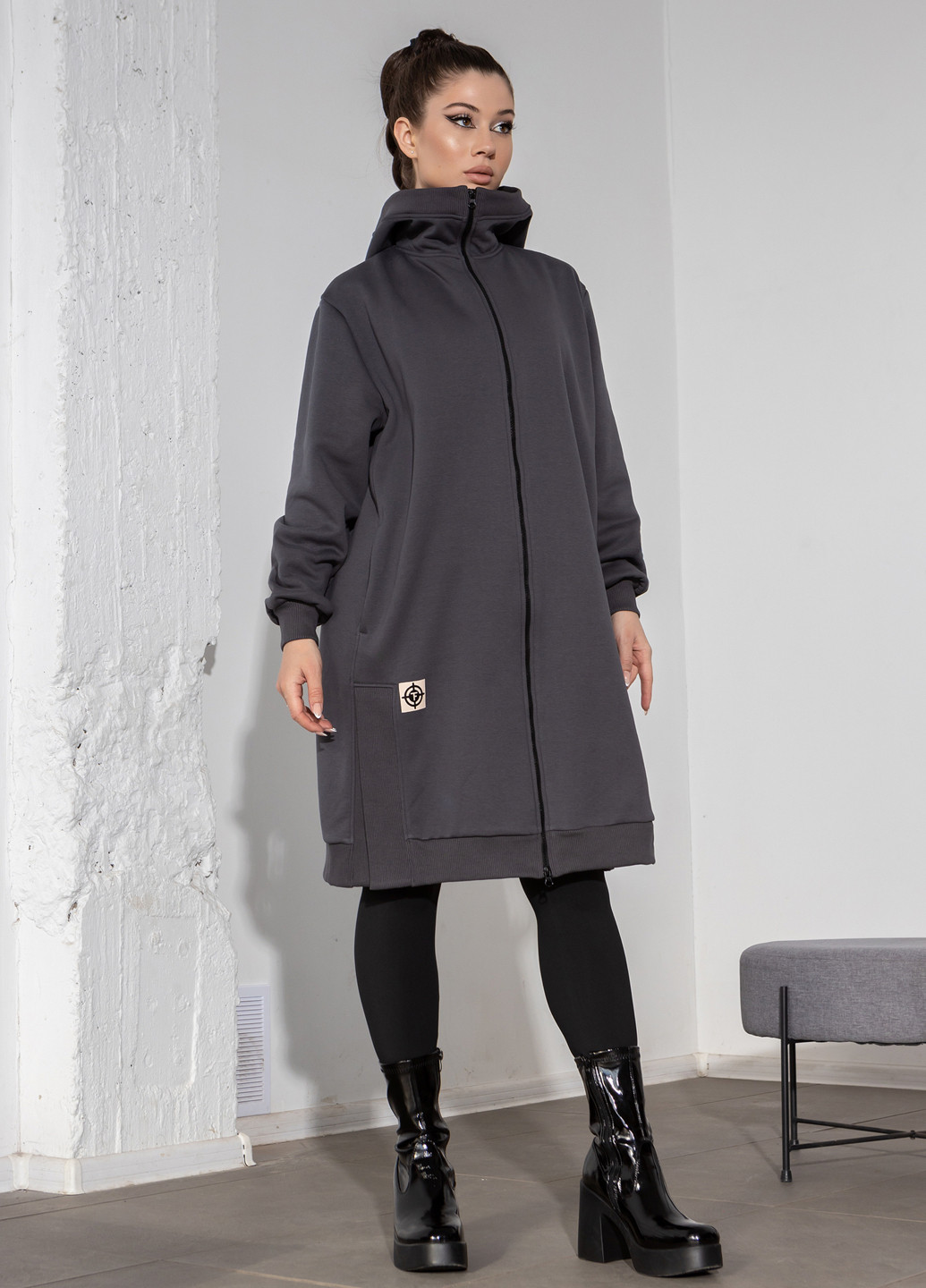 Серое кэжуал платье длинное утепленное на молнии с капюшоном оверсайз TOTALFIT однотонное