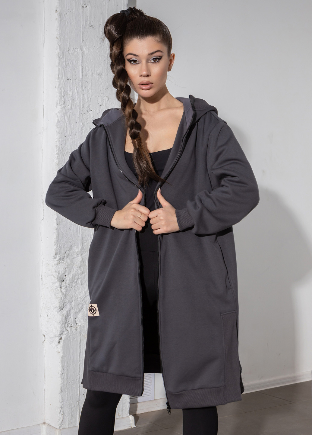Серое кэжуал платье длинное утепленное на молнии с капюшоном оверсайз TOTALFIT однотонное