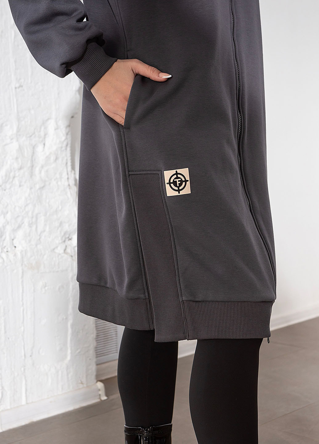 Серое кэжуал платье длинное утепленное на молнии с капюшоном оверсайз TOTALFIT однотонное