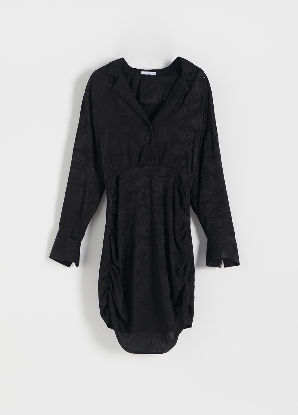 Черное кэжуал платье на запах Reserved однотонное