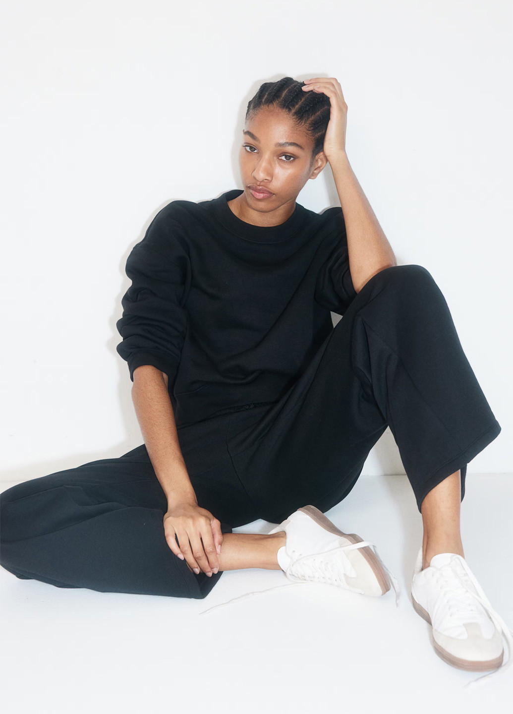 Черный свитшот H&M однотонный без декора (364525212)