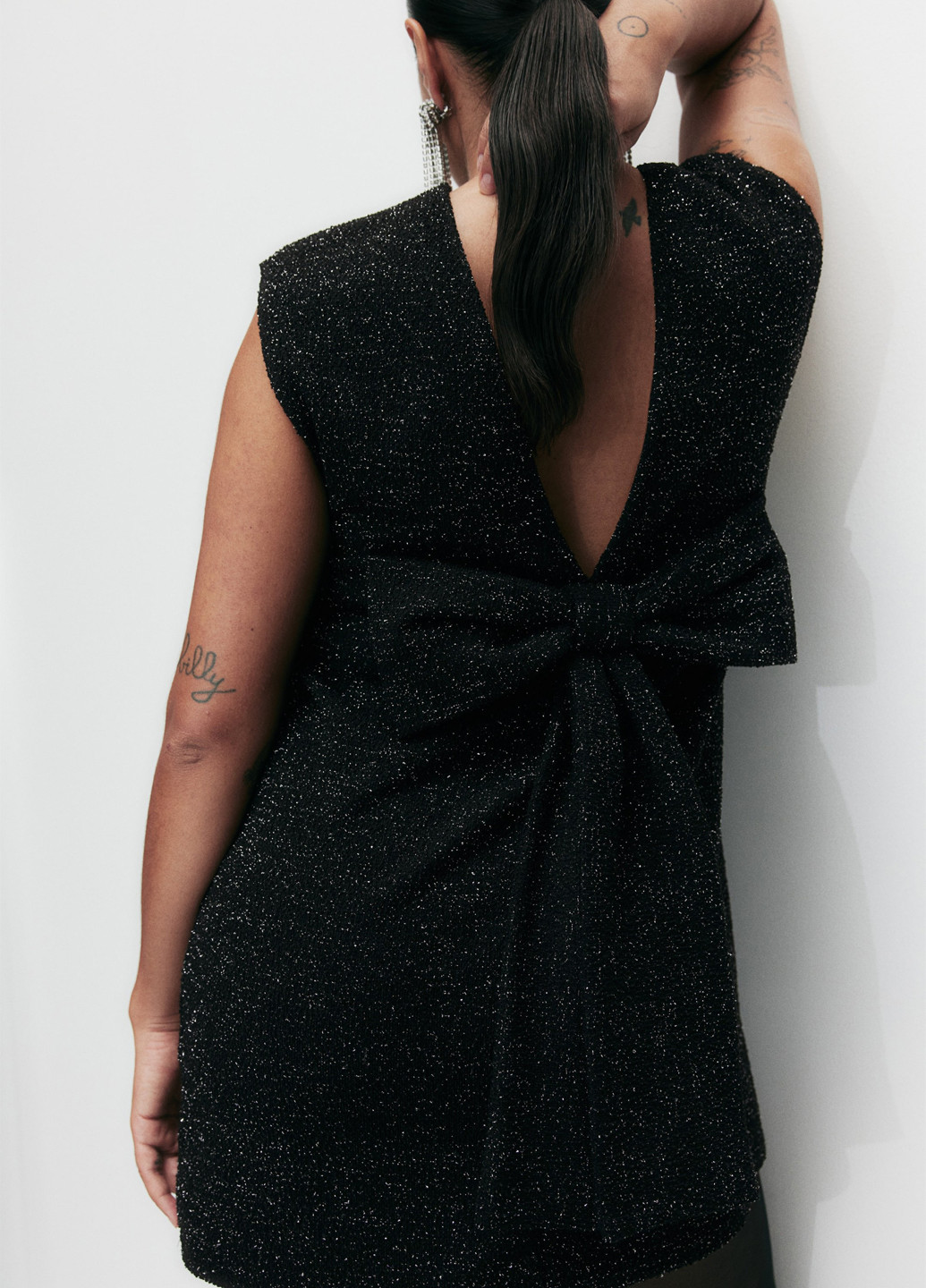 Чорна коктейльна, вечірня сукня з відкритою спиною H&M однотонна