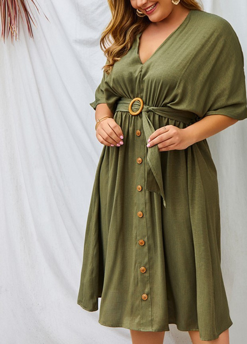 Оливковое (хаки) кэжуал платье женское с поясом sophistication, хаки Berni Fashion PLUS однотонное