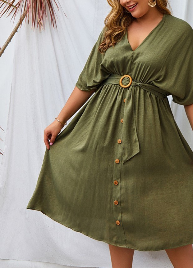 Оливковое (хаки) кэжуал платье женское с поясом sophistication, хаки Berni Fashion PLUS однотонное