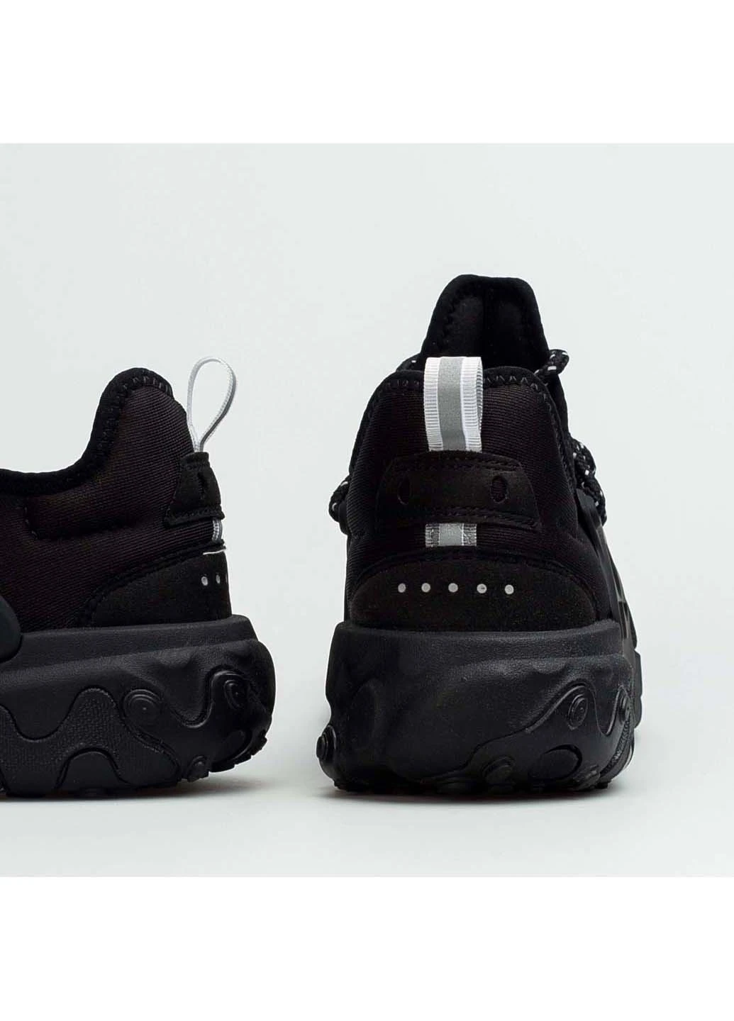 Черные всесезонные кроссовки Nike