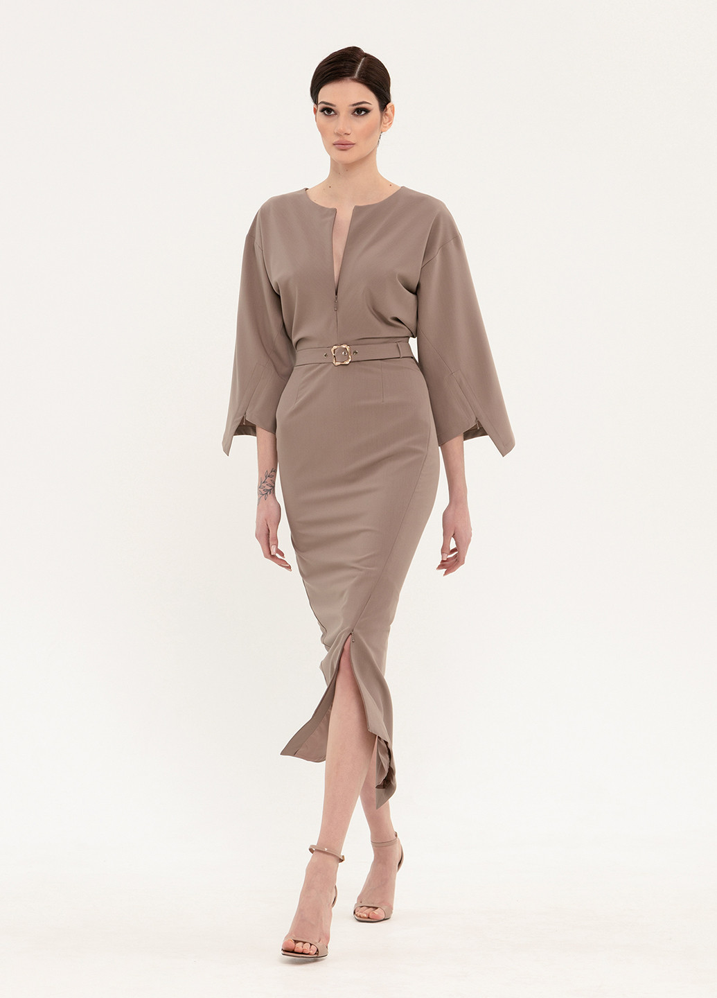 Светло-коричневое деловое платье футляр BGL однотонное