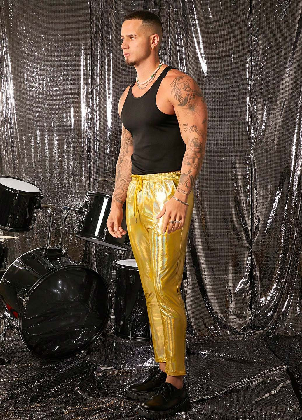 Золотые нарядные демисезонные зауженные брюки SHEIN