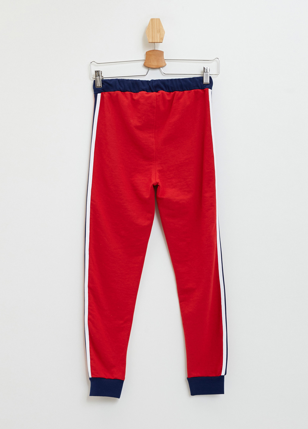 Красные спортивные демисезонные брюки зауженные DeFacto