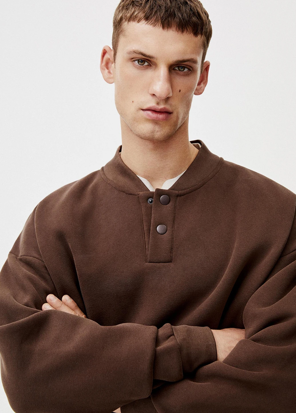Темно-коричневий світшоти Pull & Bear однотонний без декору (245771361)