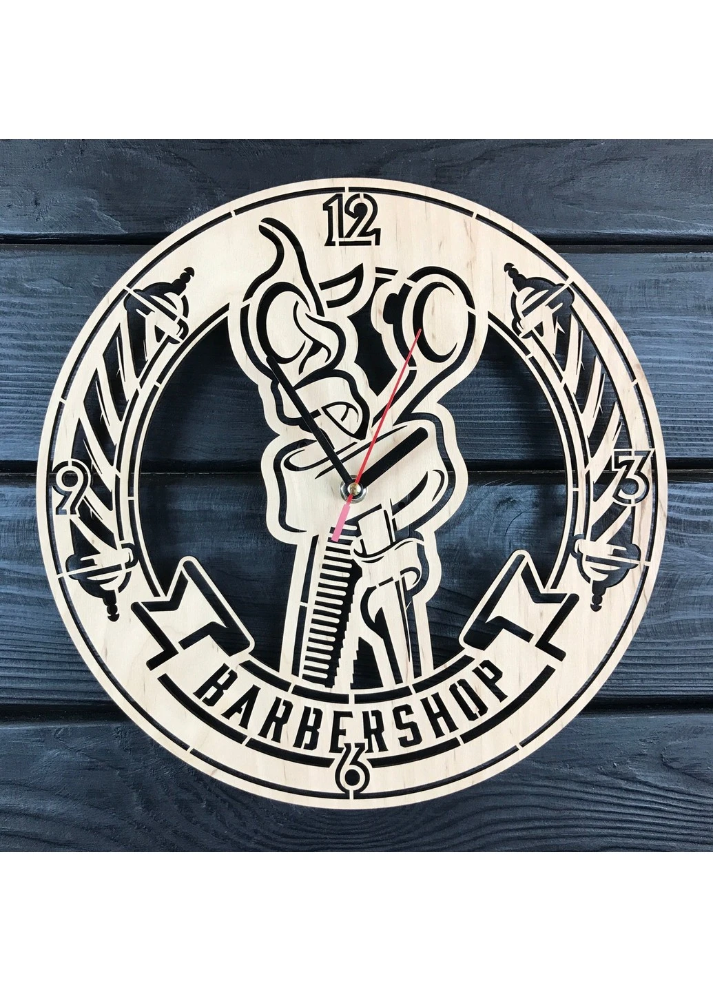 Стильний настінний годинник з дерева в барбершоп 7Arts (253566211)